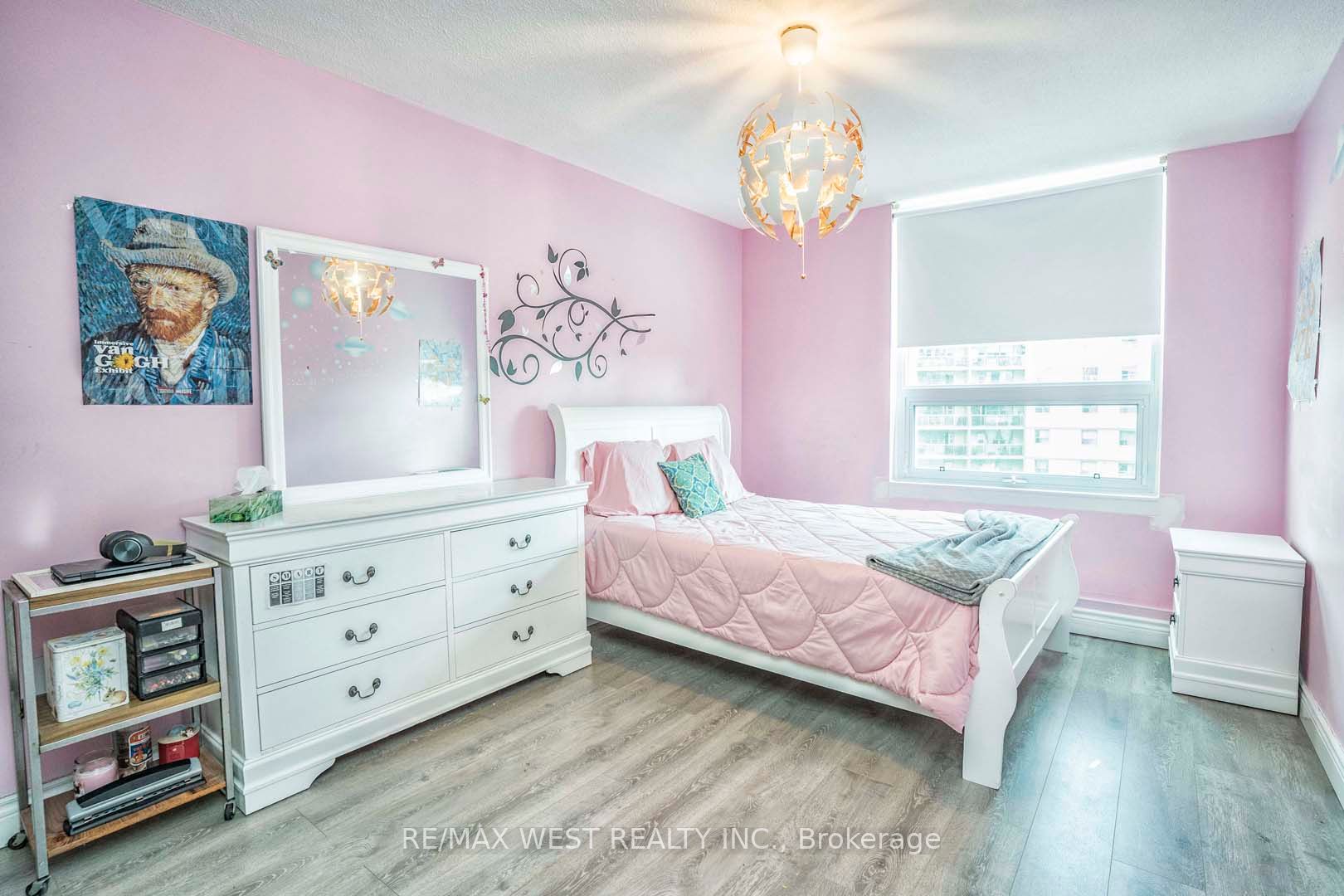 15 La Rose Ave, #803