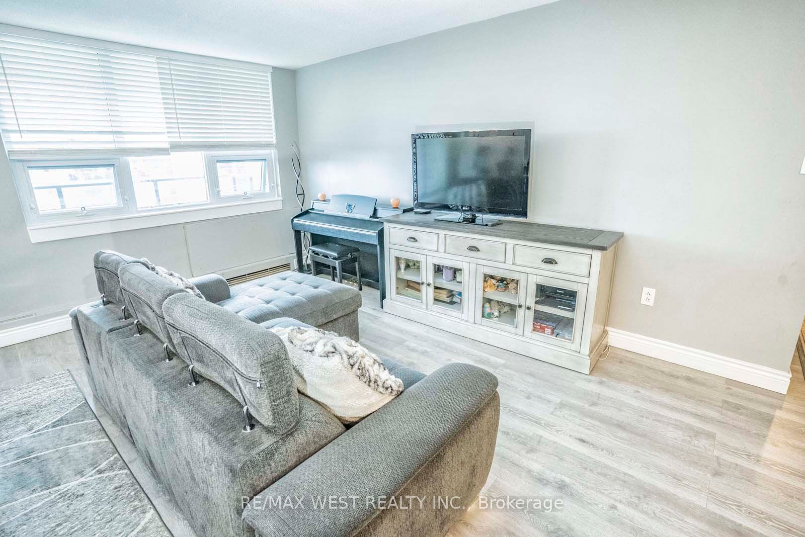 15 La Rose Ave, #803
