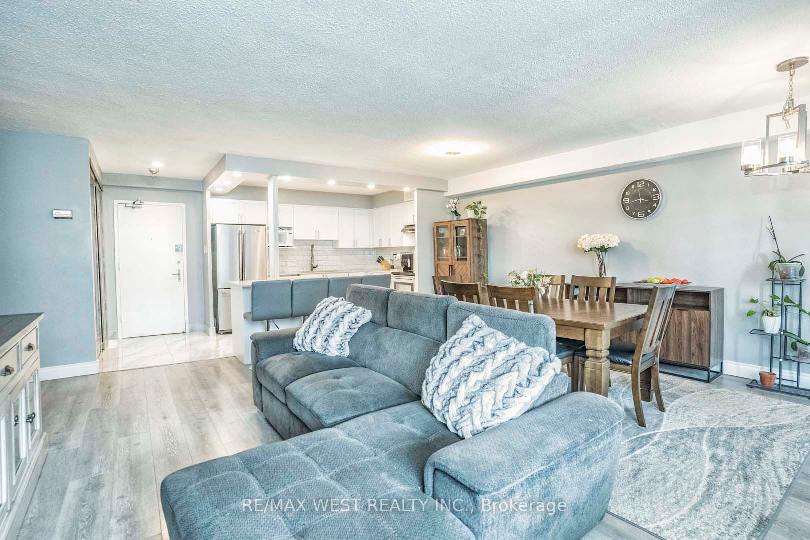 15 La Rose Ave, #803
