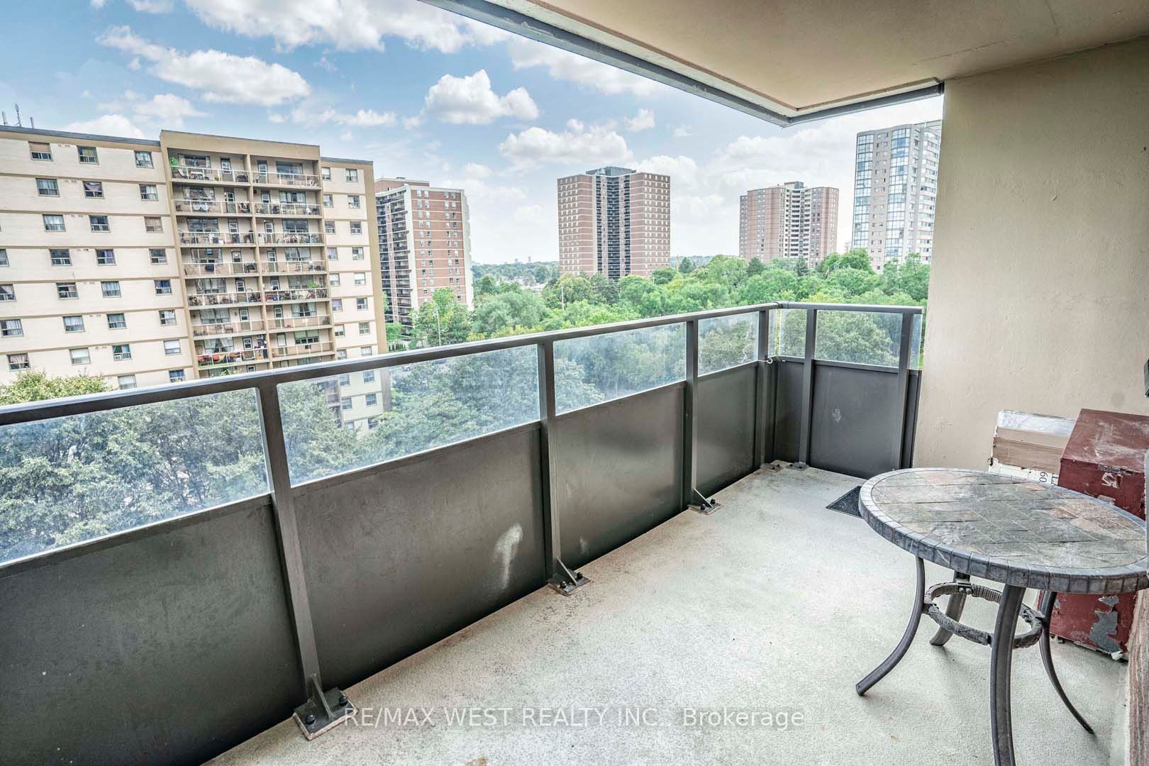 15 La Rose Ave, #803