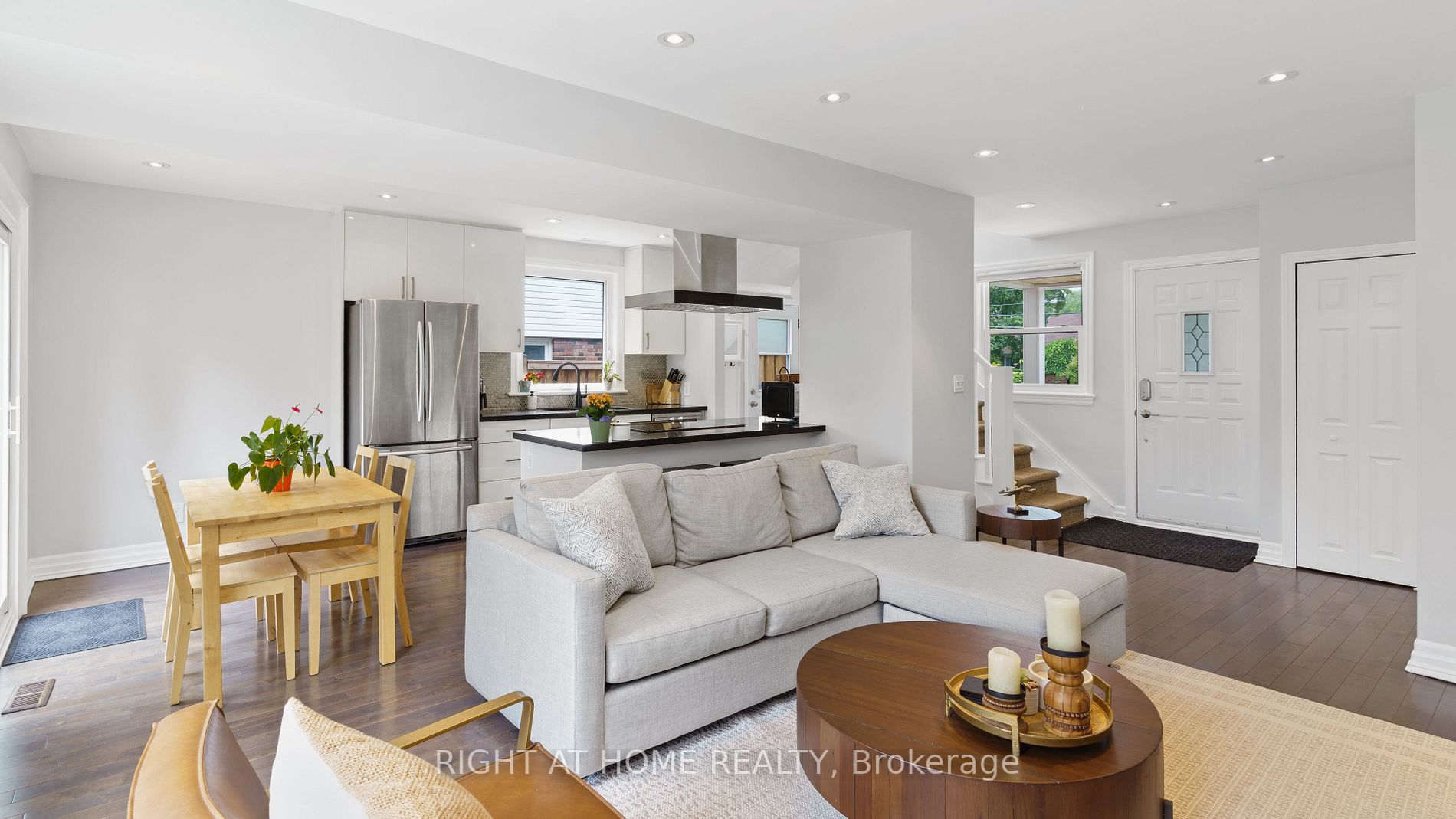 226 Queen Mary Dr