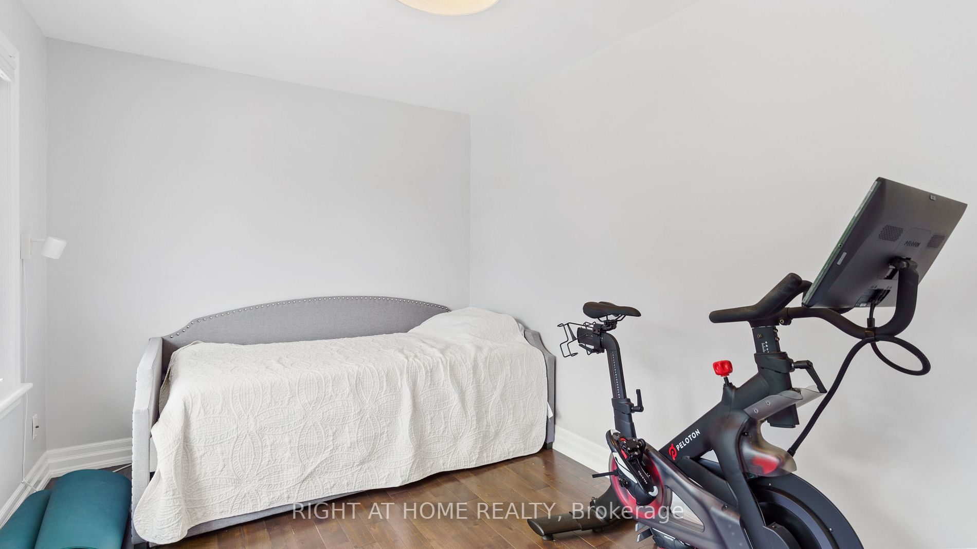 226 Queen Mary Dr