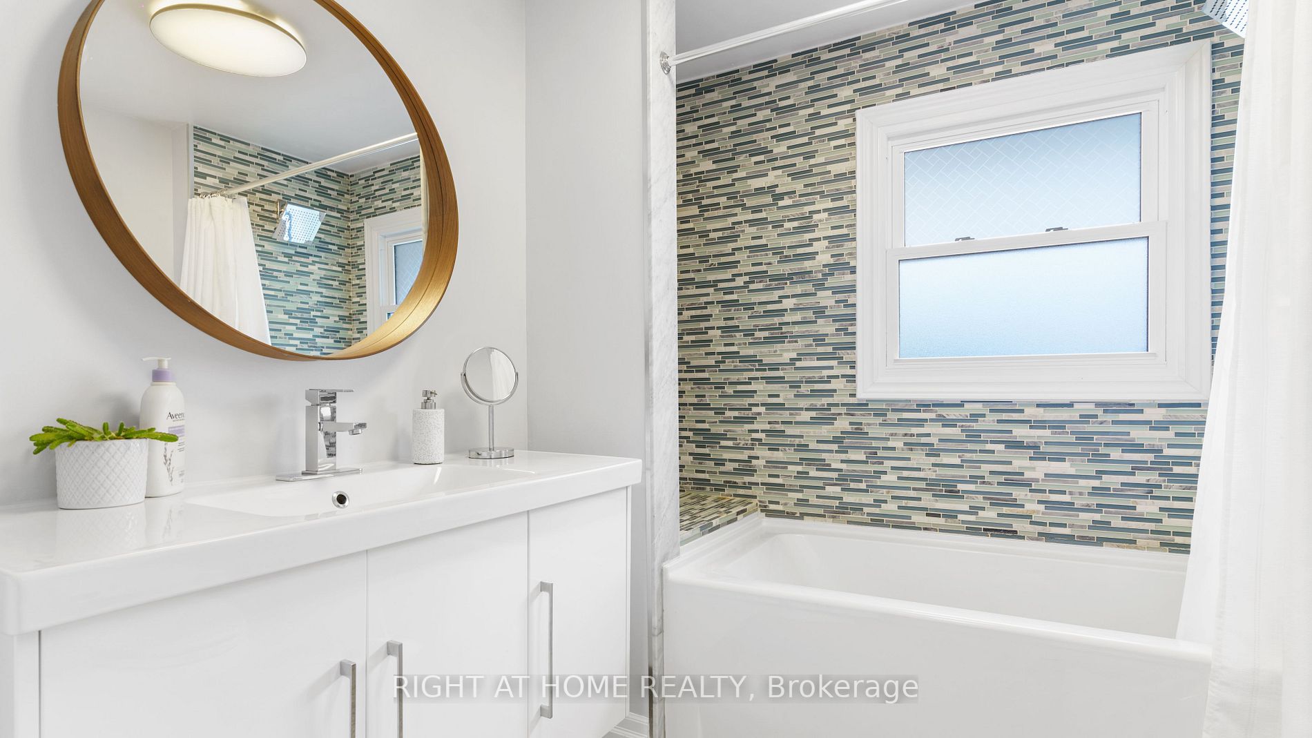 226 Queen Mary Dr