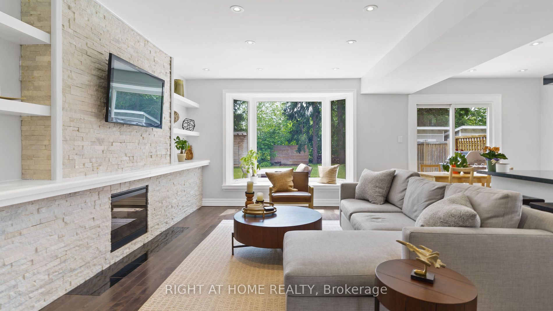 226 Queen Mary Dr