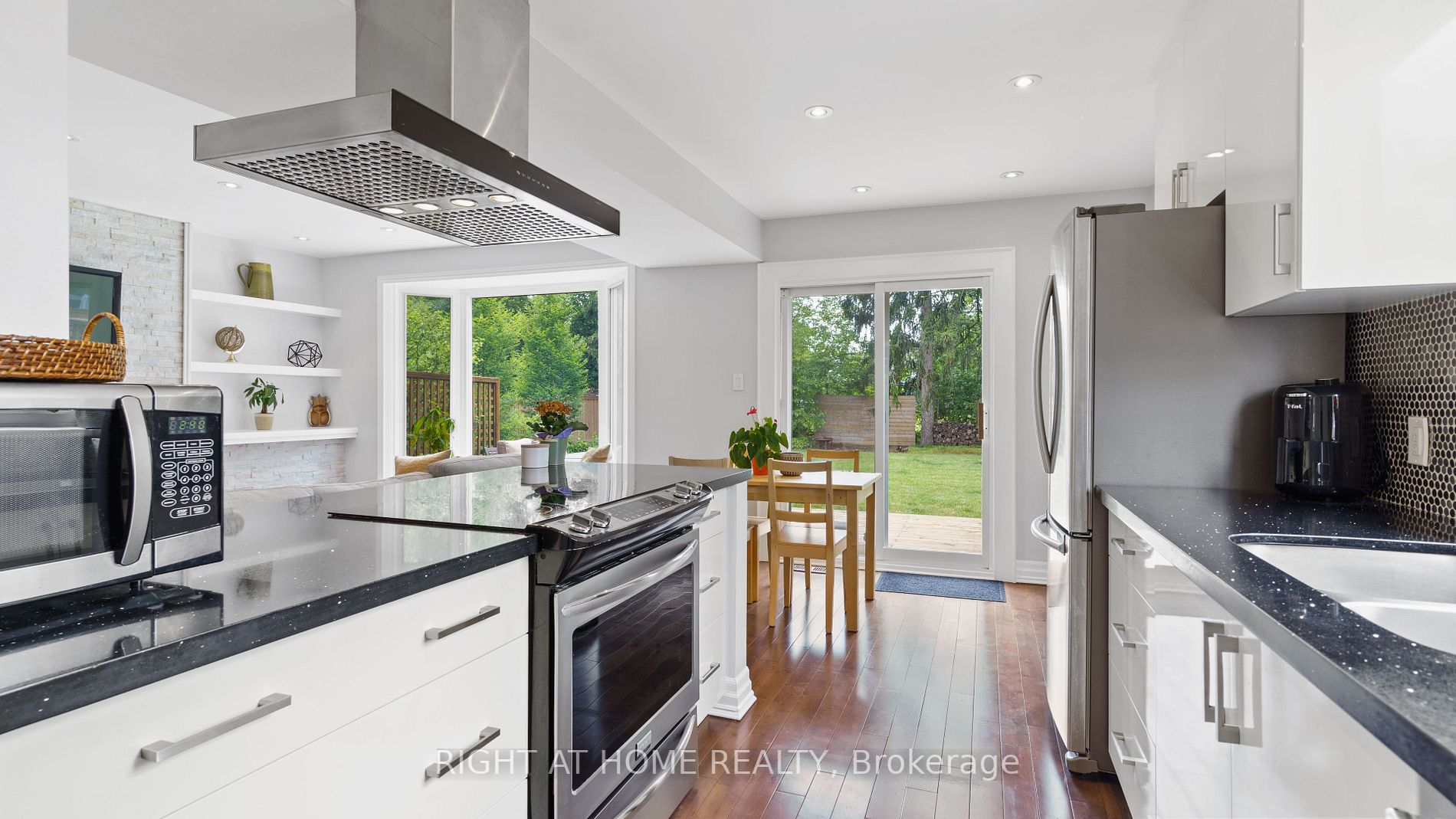 226 Queen Mary Dr
