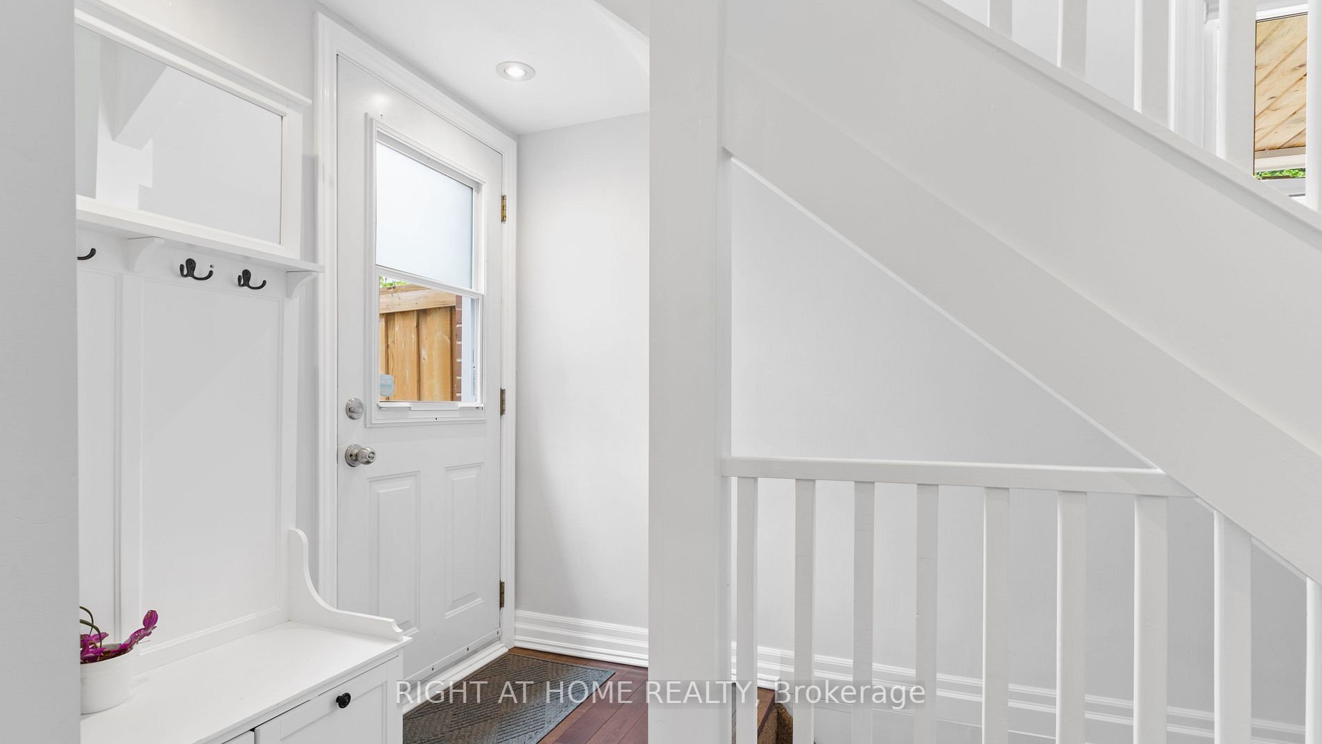 226 Queen Mary Dr
