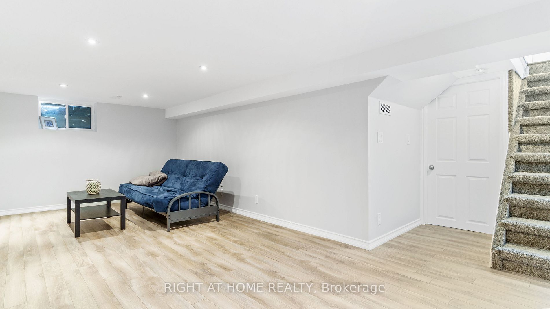 226 Queen Mary Dr