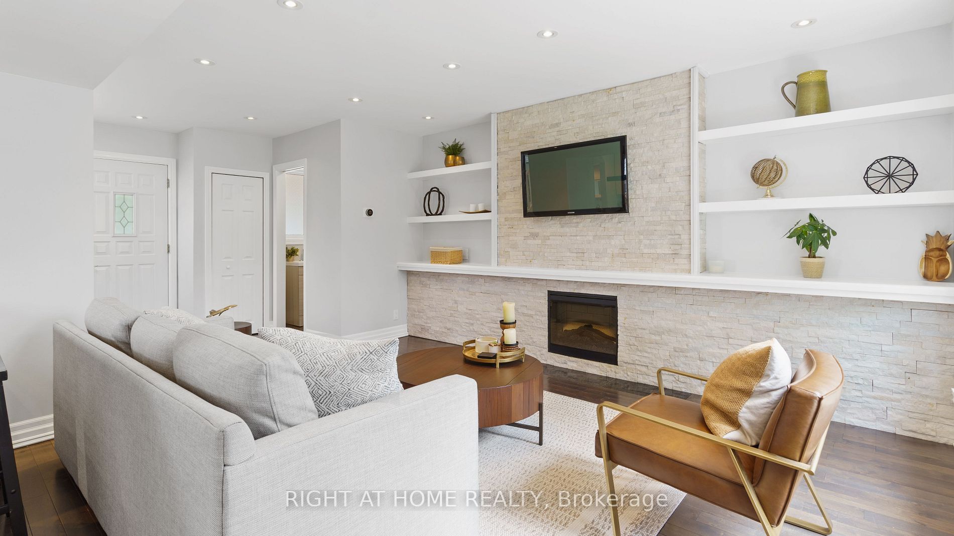 226 Queen Mary Dr