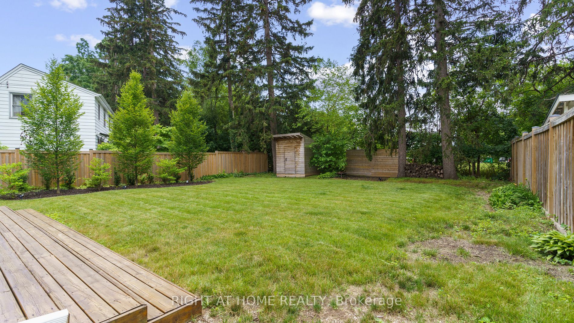 226 Queen Mary Dr