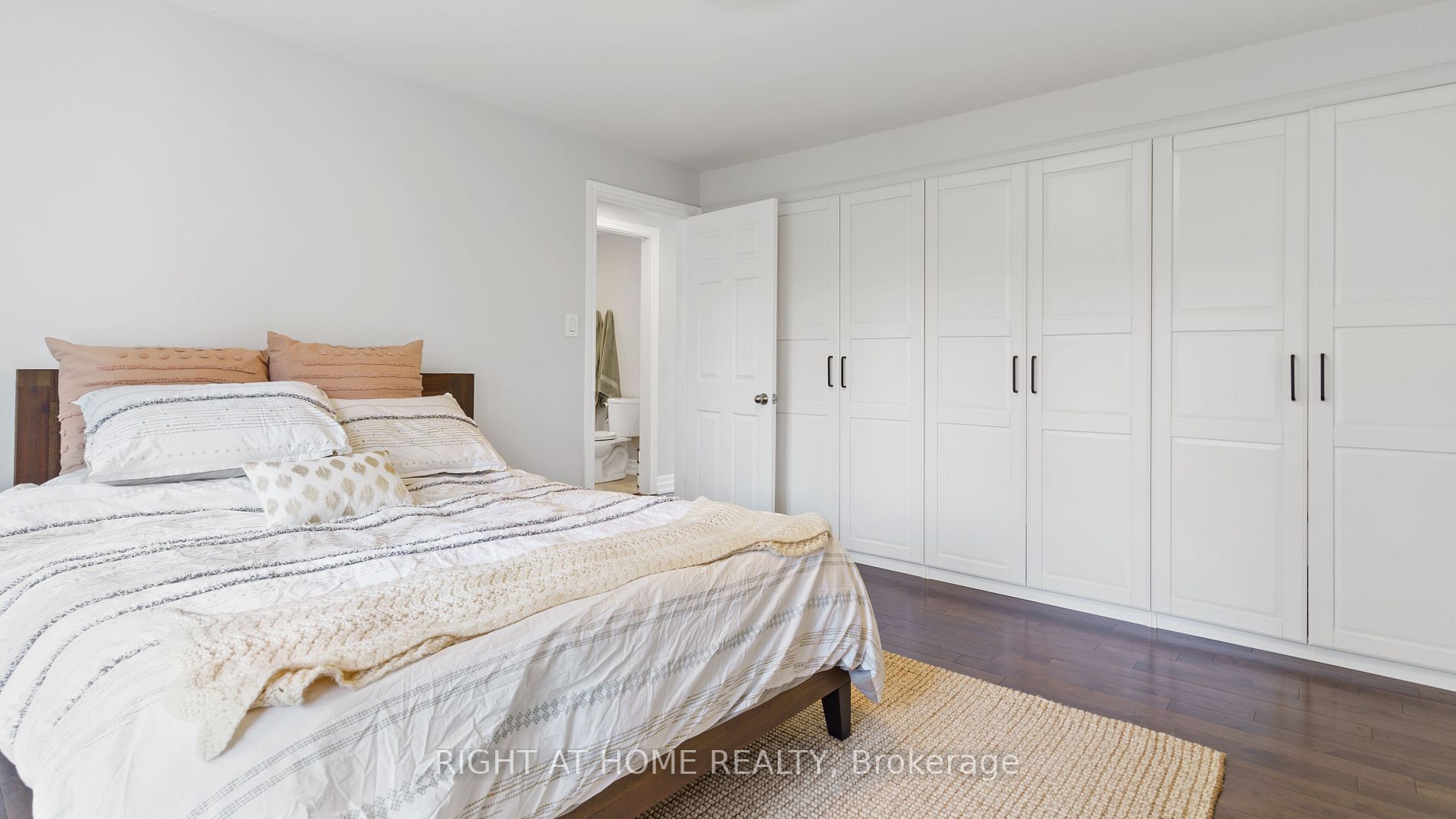 226 Queen Mary Dr