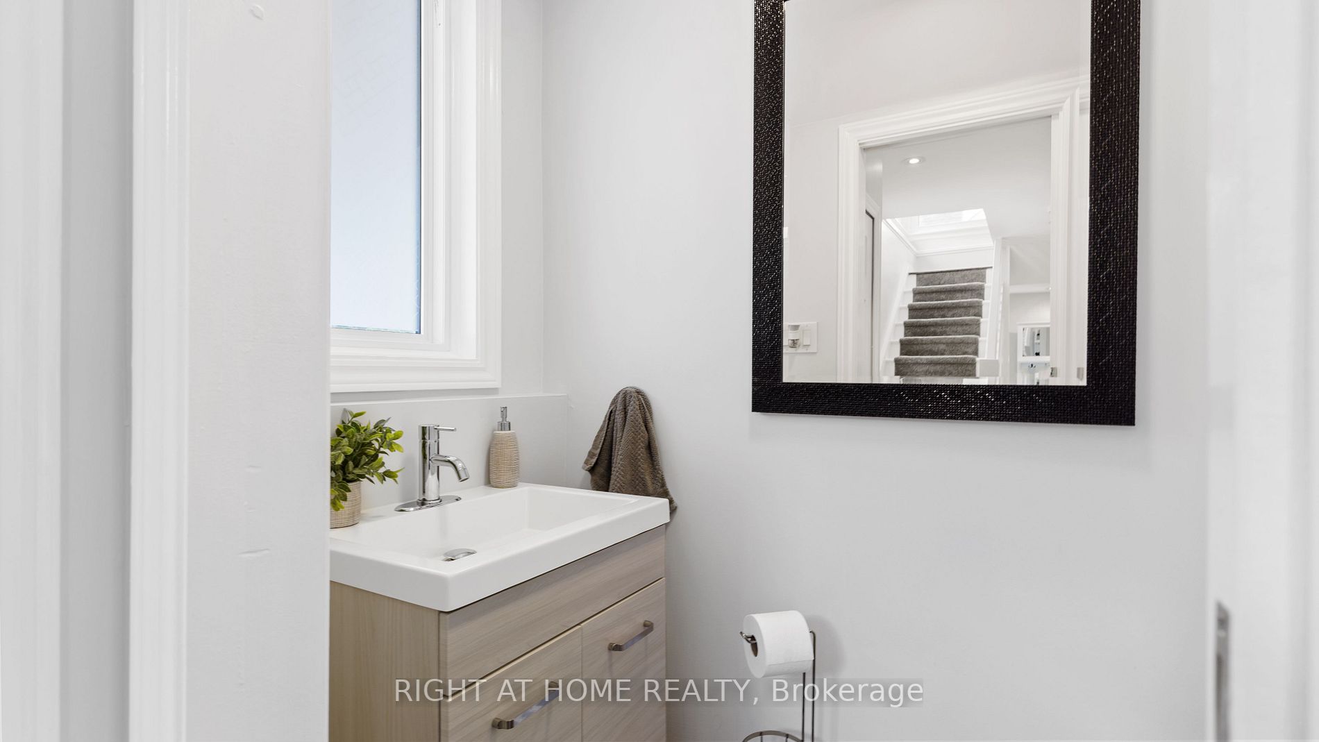 226 Queen Mary Dr