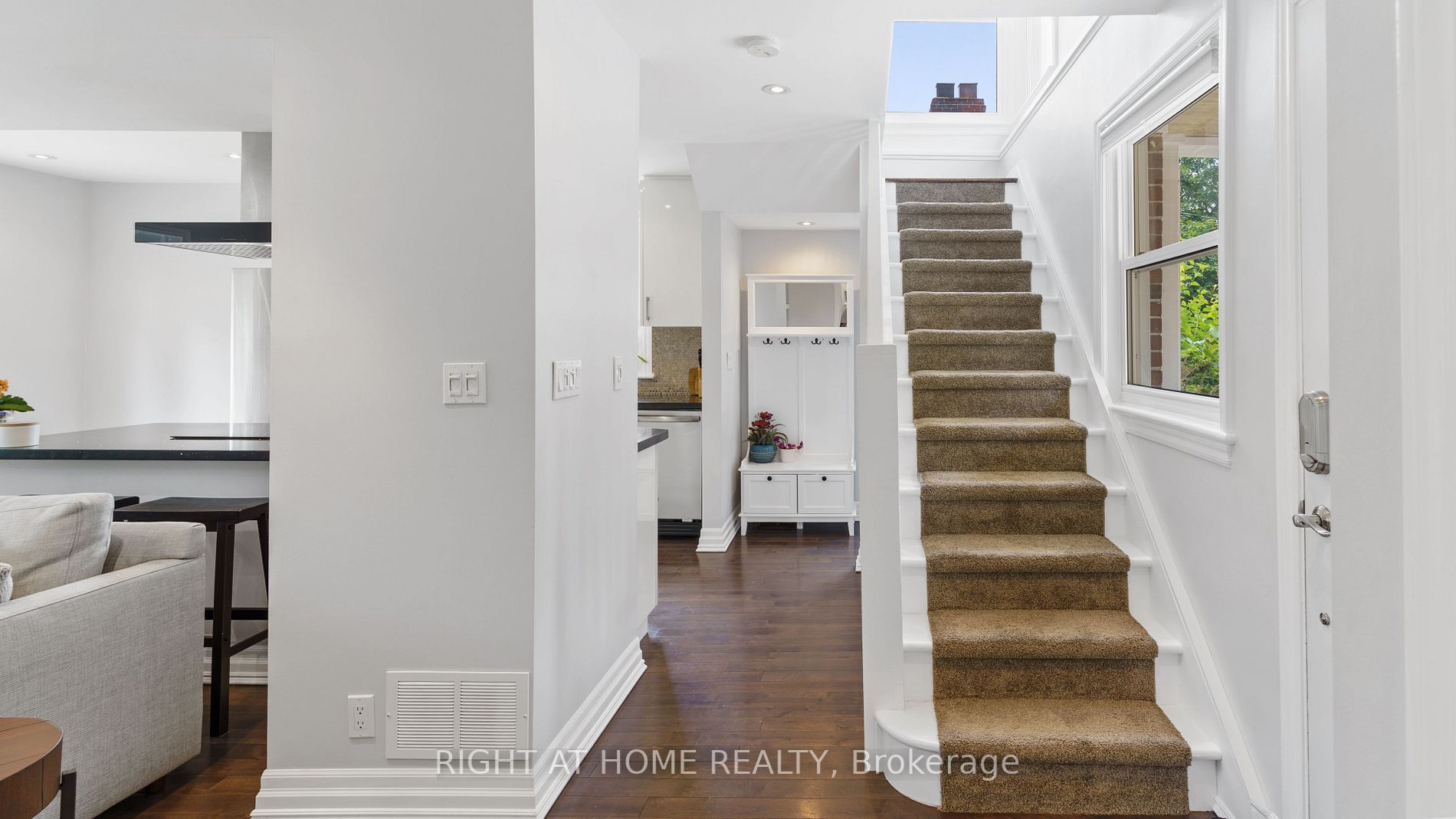 226 Queen Mary Dr