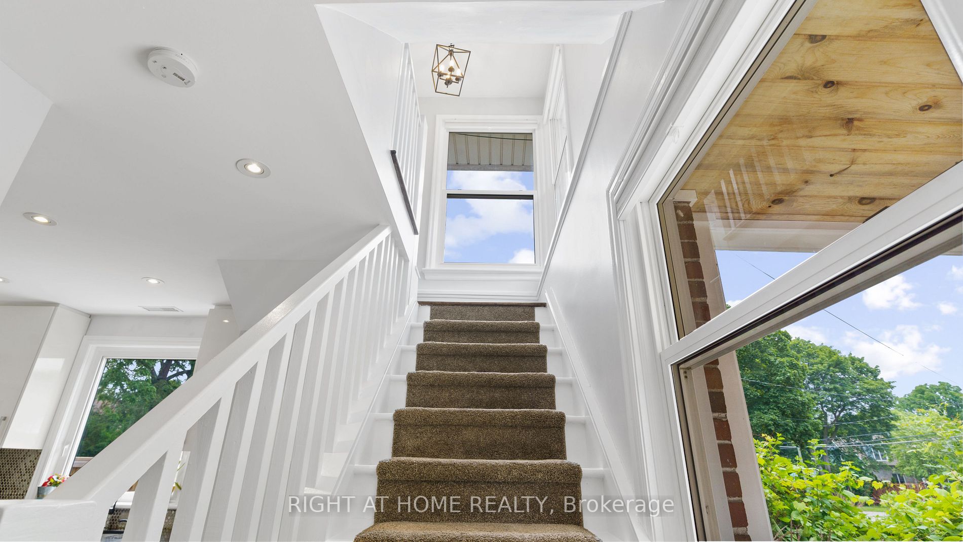 226 Queen Mary Dr