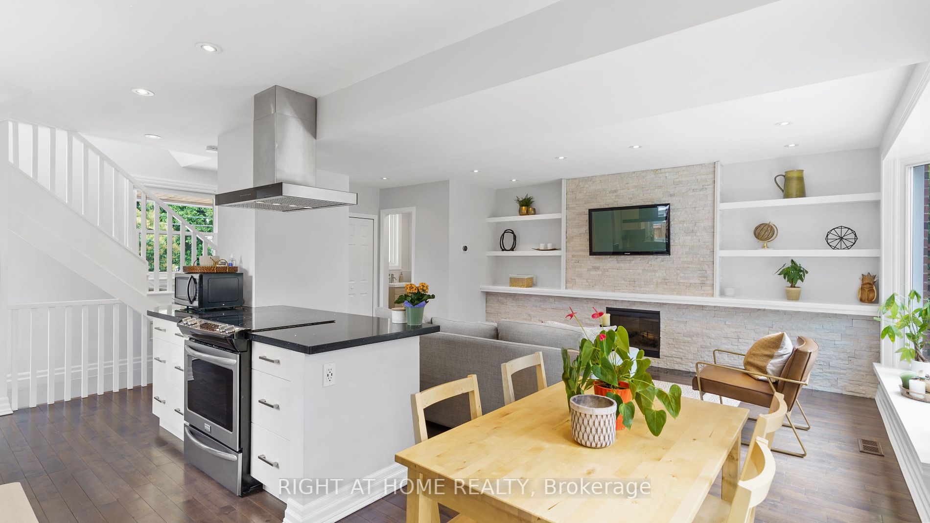226 Queen Mary Dr