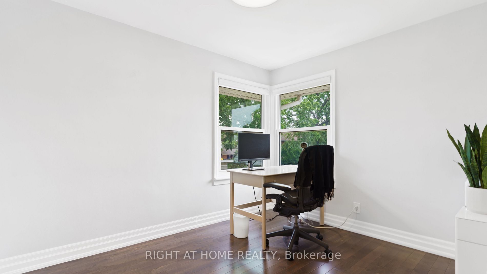 226 Queen Mary Dr