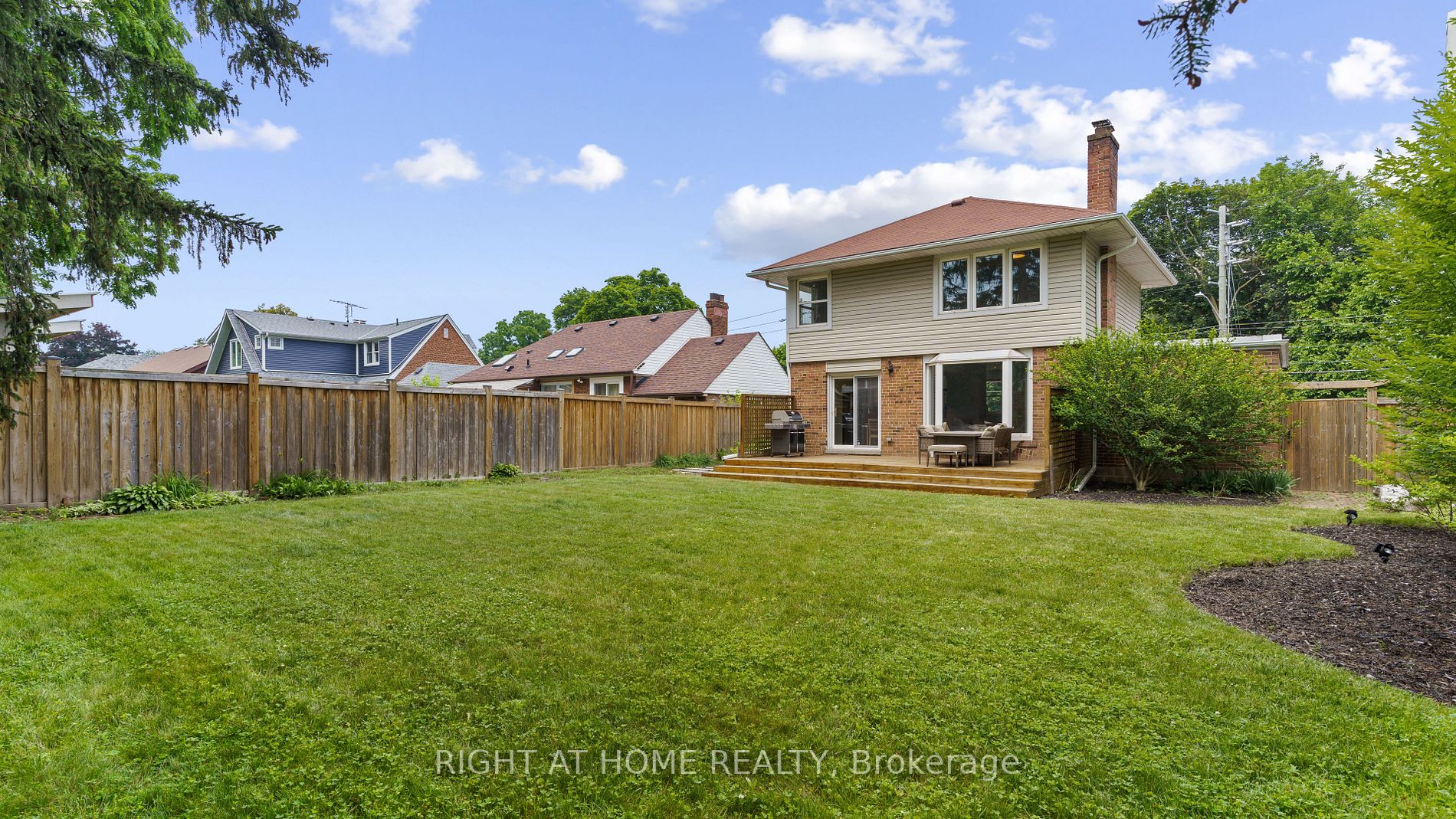 226 Queen Mary Dr
