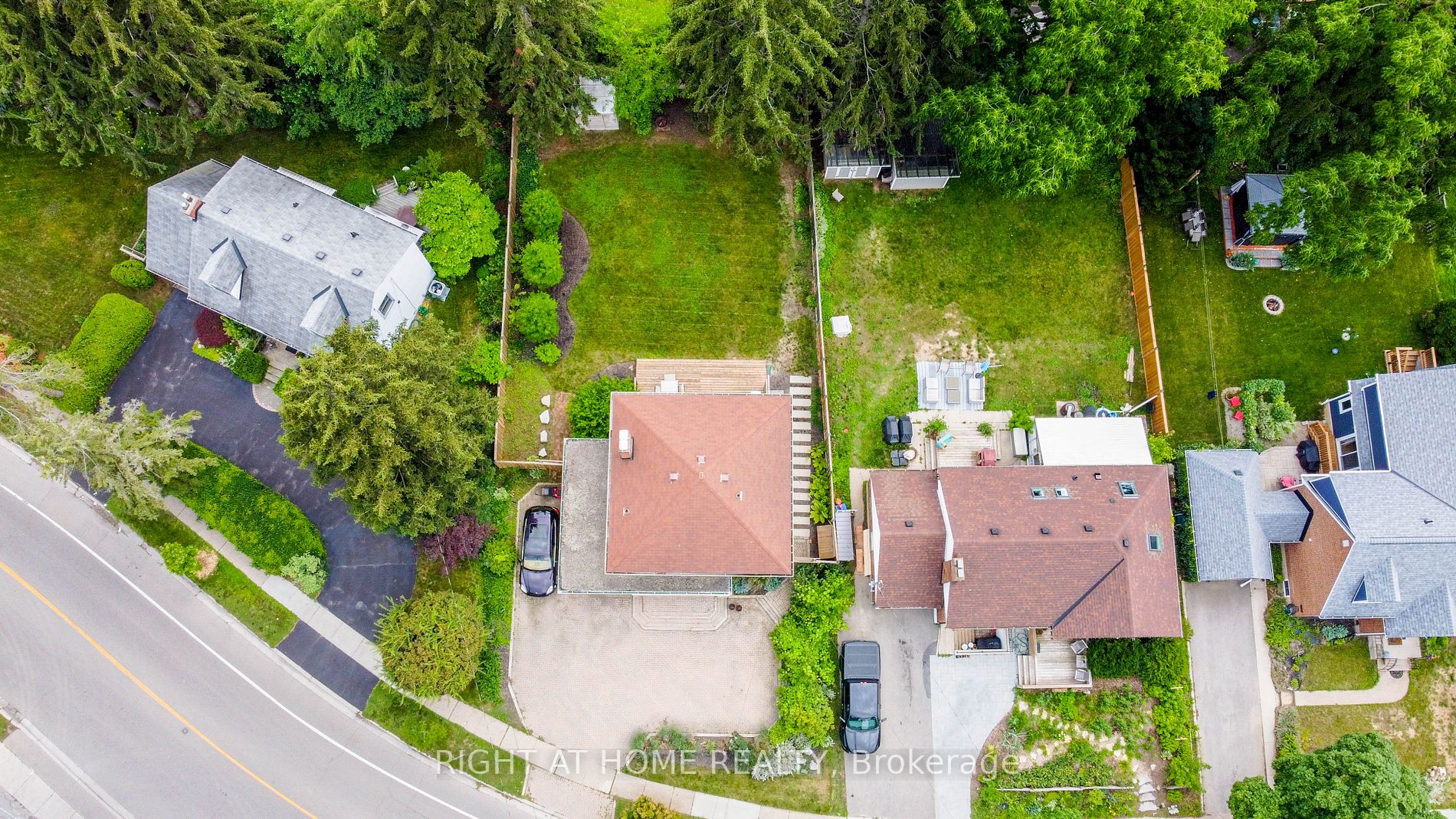 226 Queen Mary Dr
