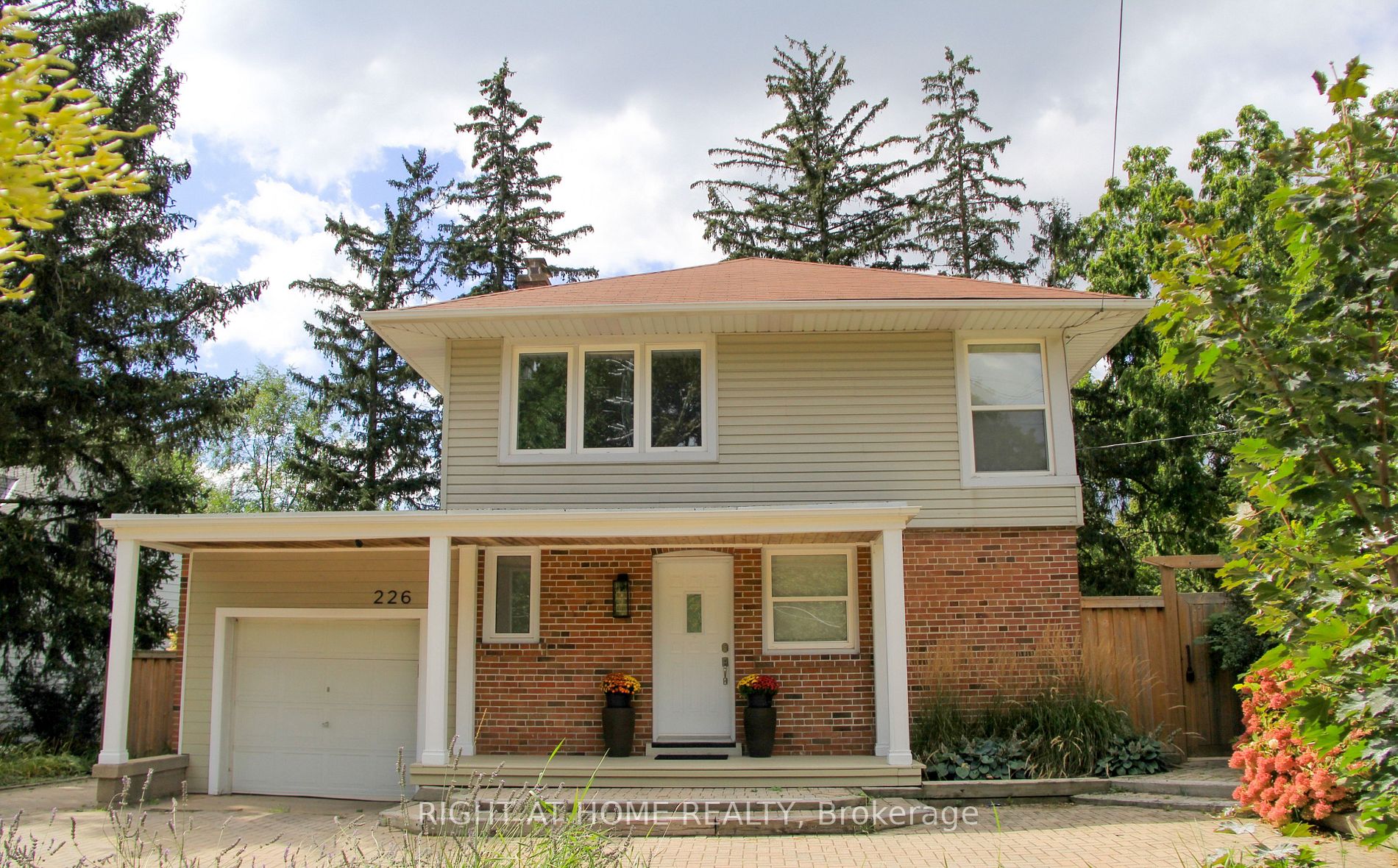 226 Queen Mary Dr