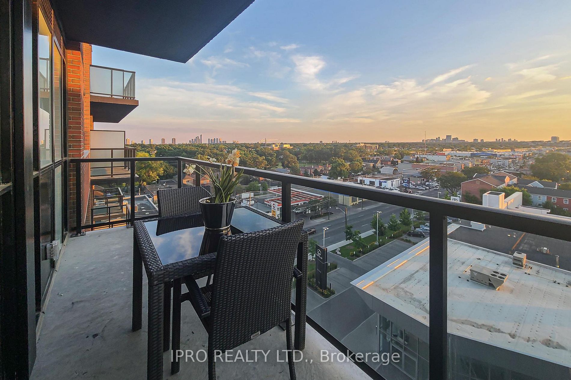 2300 St. Clair Ave W, #915