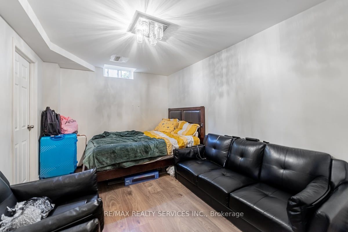 3235 High Springs Cres