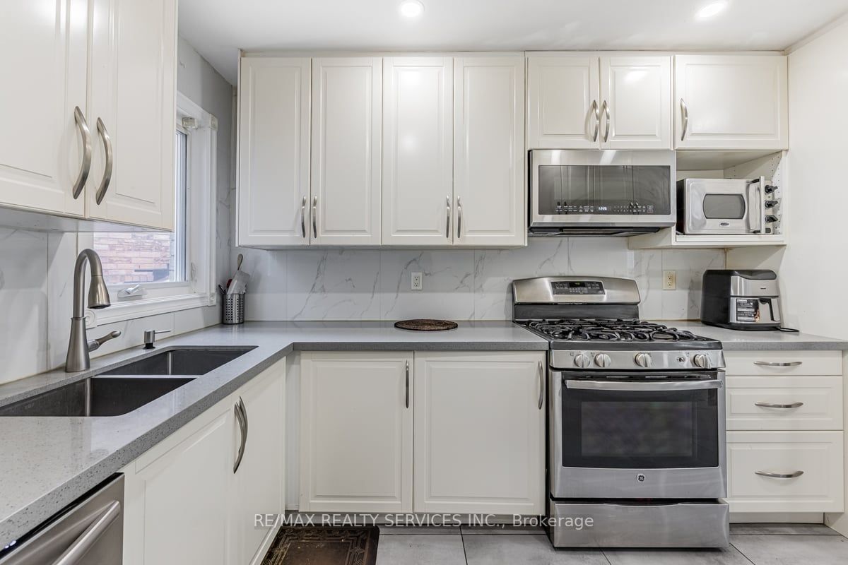 3235 High Springs Cres