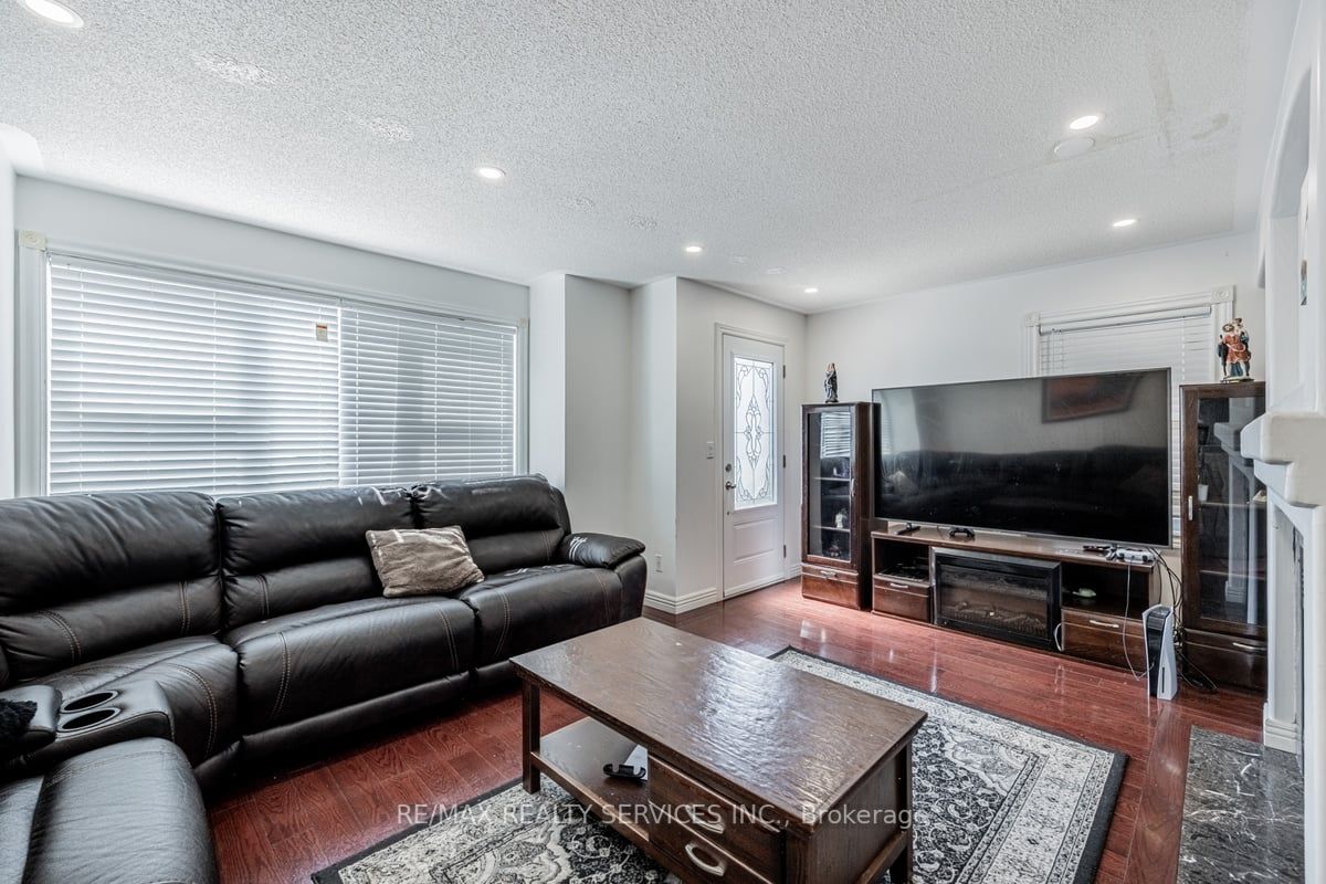 3235 High Springs Cres