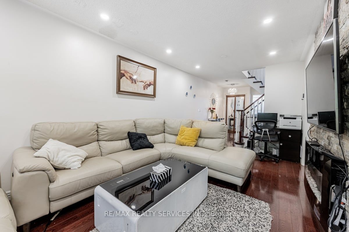 3235 High Springs Cres