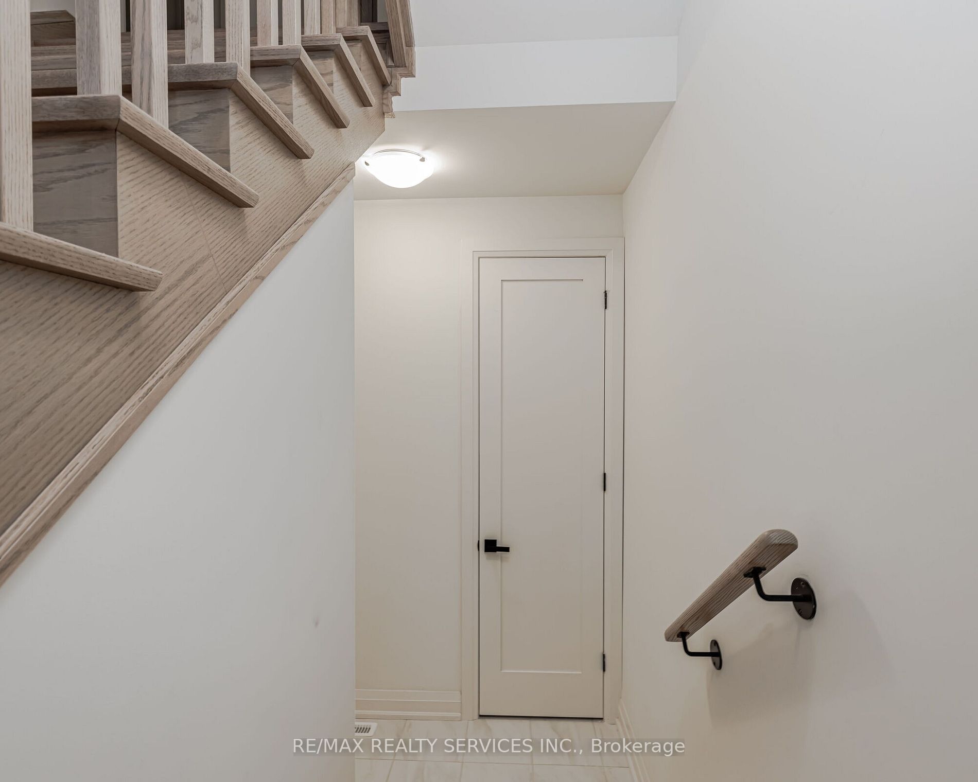 3 Eastman Dr E