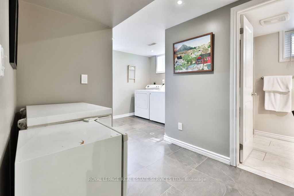 2395 Hereford Cres
