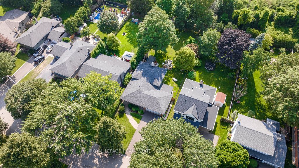 2395 Hereford Cres