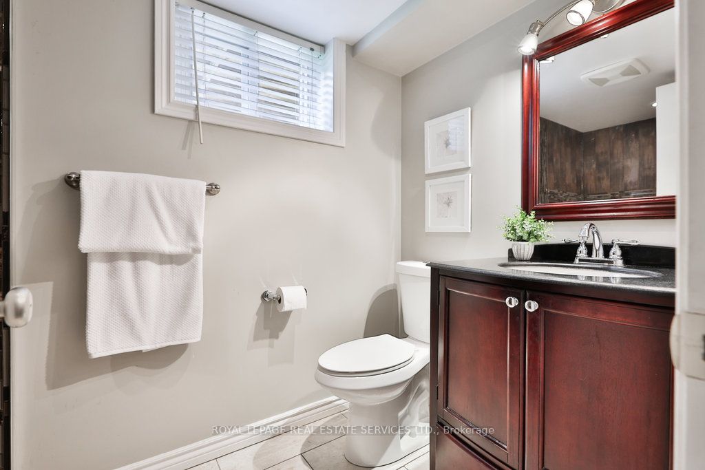 2395 Hereford Cres