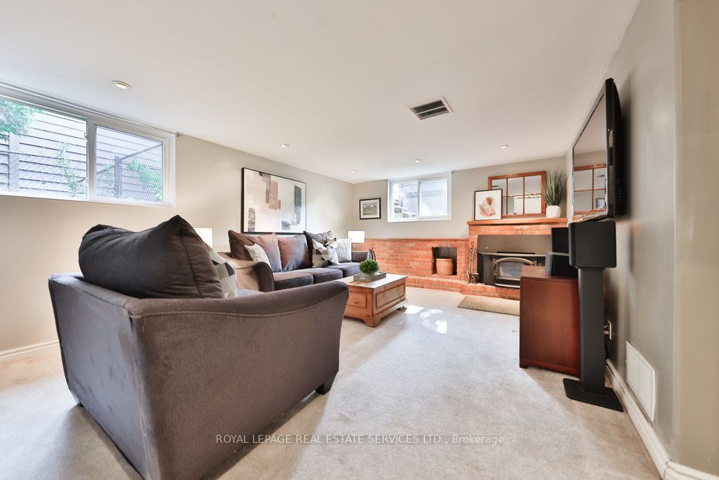 2395 Hereford Cres