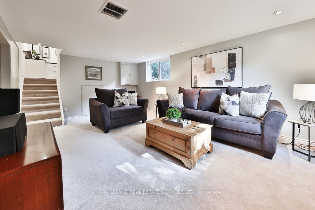 2395 Hereford Cres