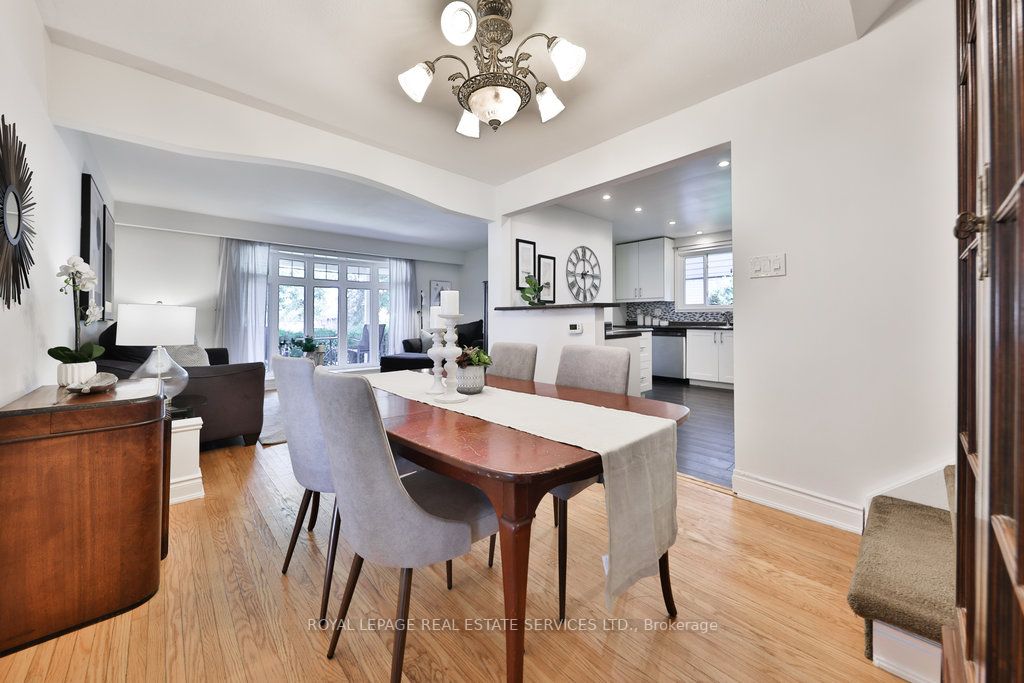 2395 Hereford Cres