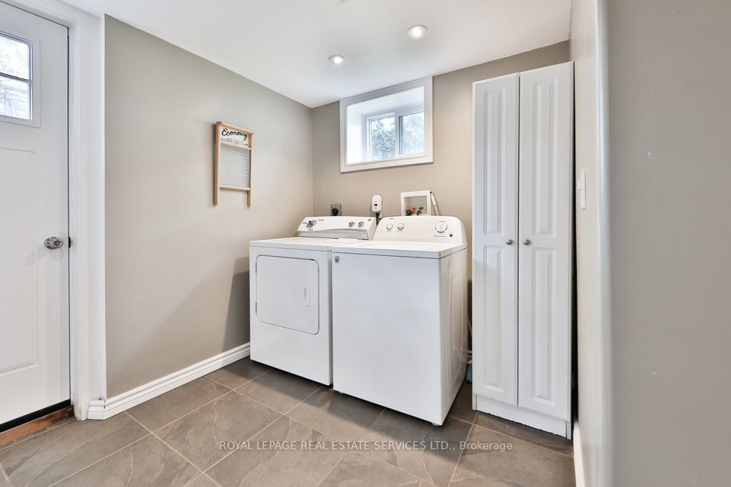 2395 Hereford Cres