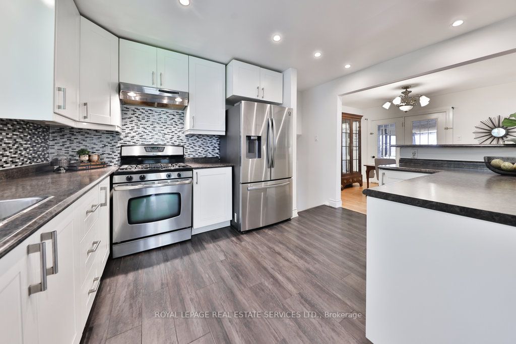 2395 Hereford Cres