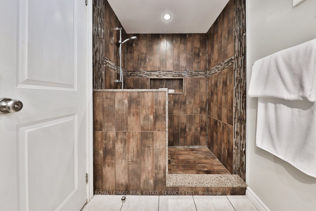 2395 Hereford Cres