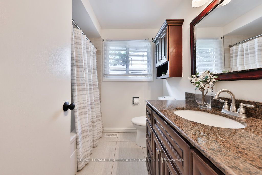 2395 Hereford Cres