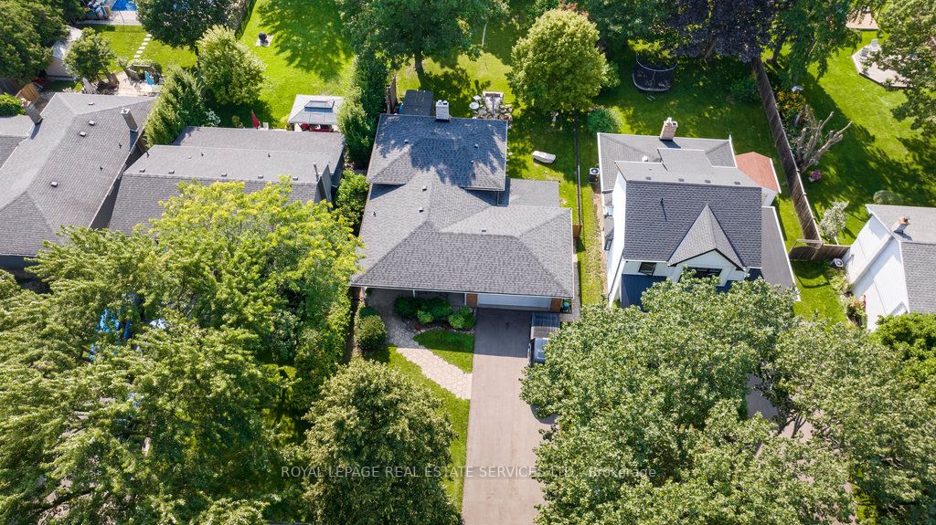 2395 Hereford Cres