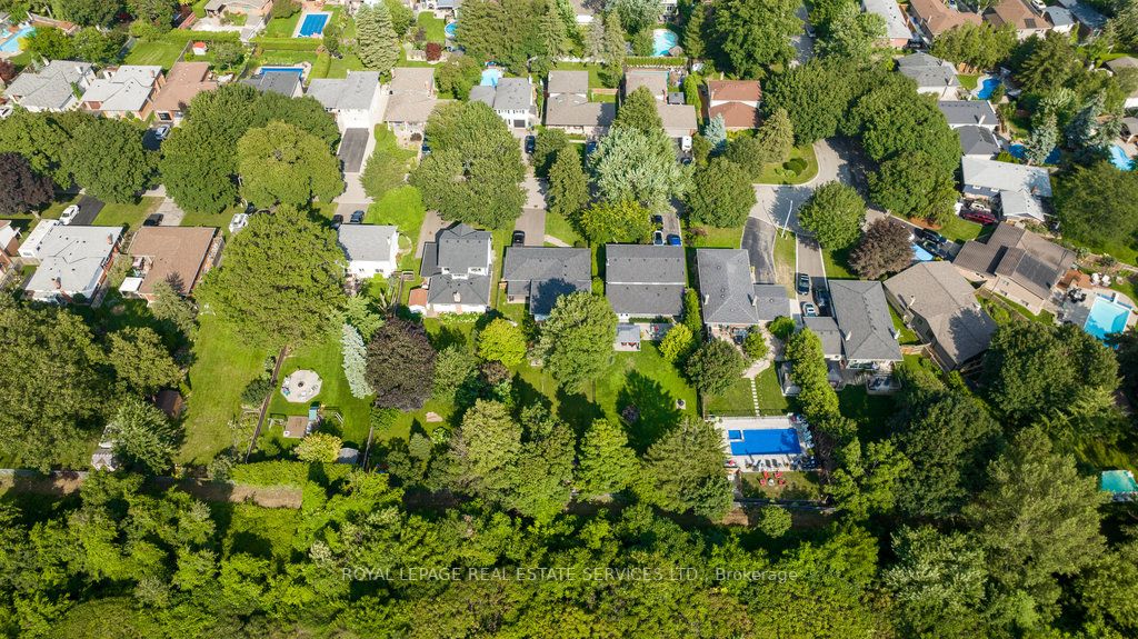 2395 Hereford Cres