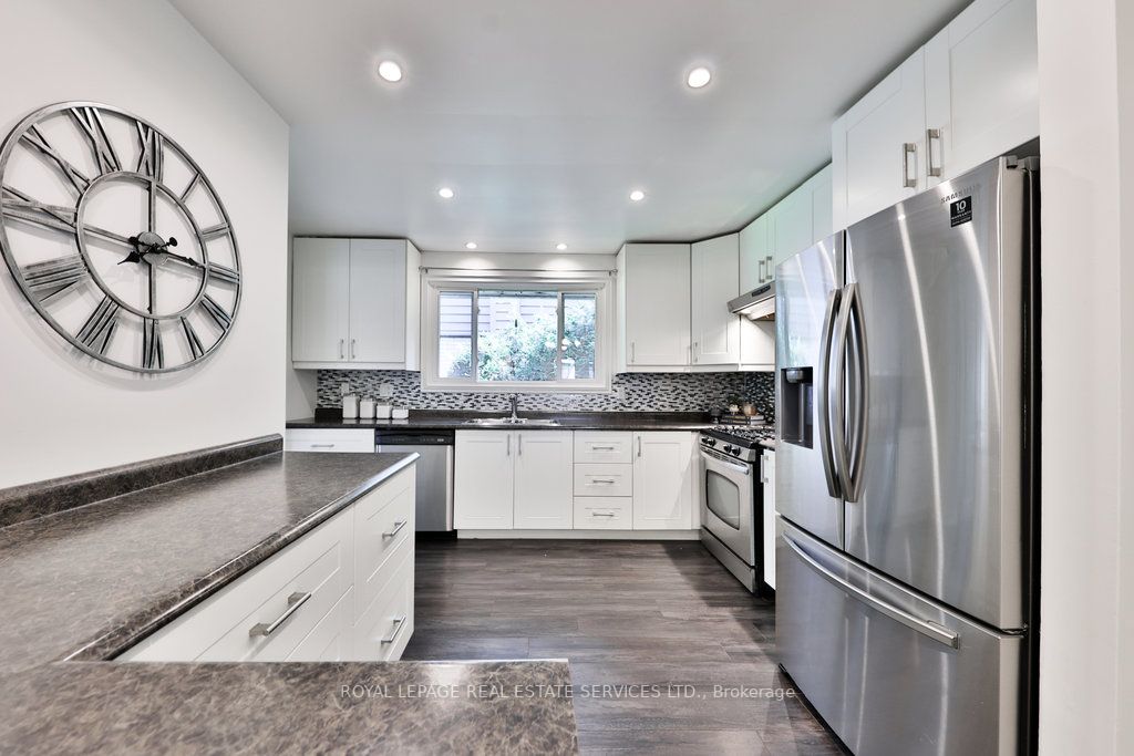 2395 Hereford Cres