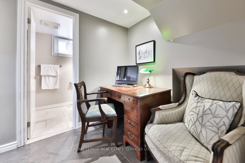 2395 Hereford Cres