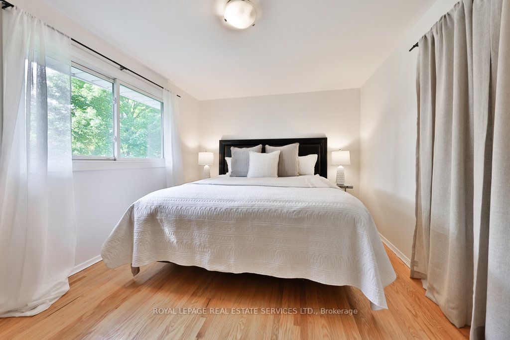 2395 Hereford Cres