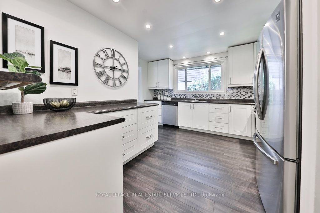 2395 Hereford Cres