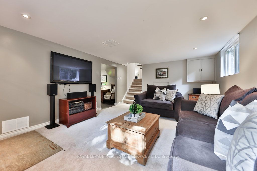 2395 Hereford Cres