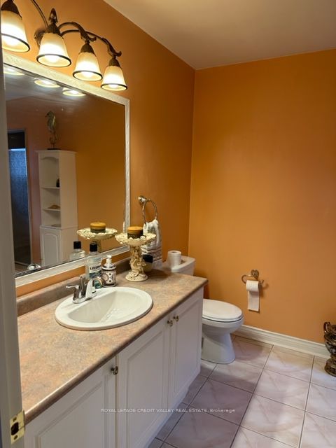 82 Fallstar Cres