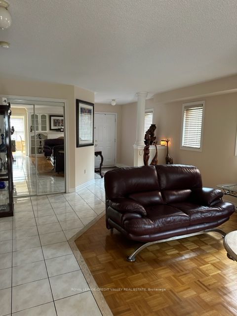 82 Fallstar Cres
