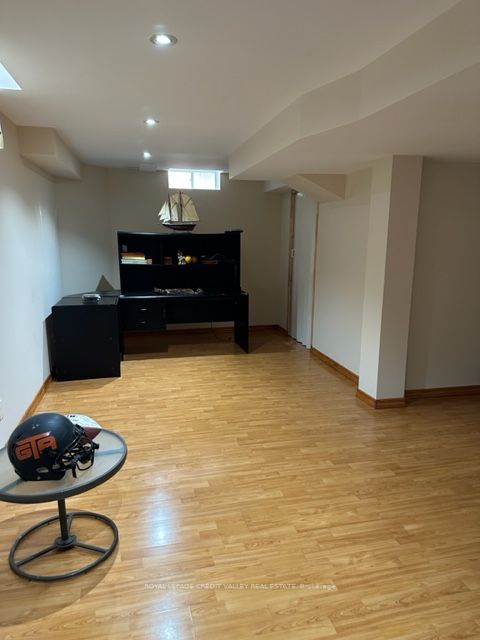 82 Fallstar Cres