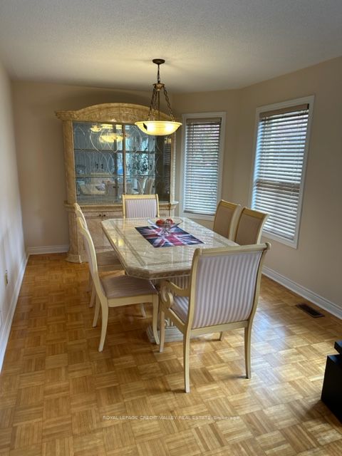 82 Fallstar Cres