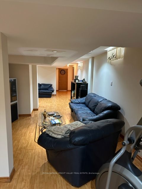 82 Fallstar Cres